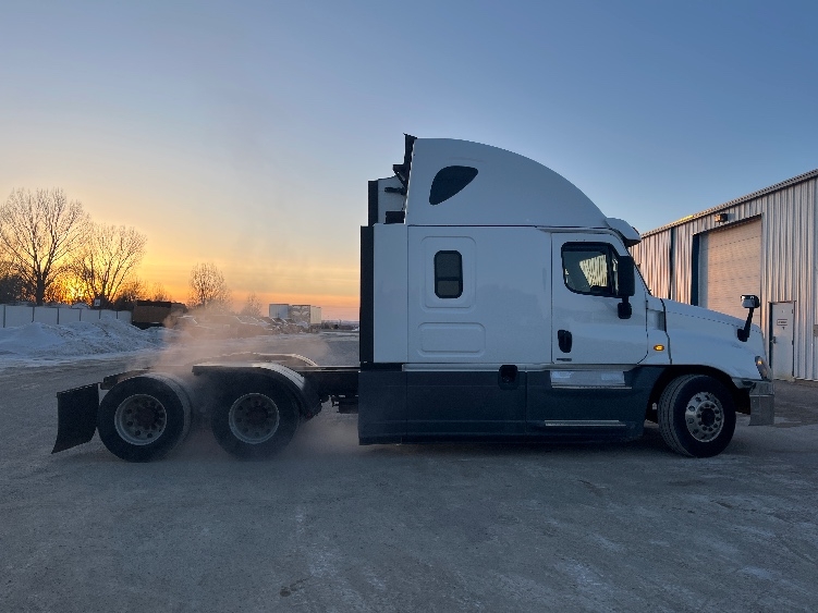Used 2016 Freightliner Cascadia - photo 10