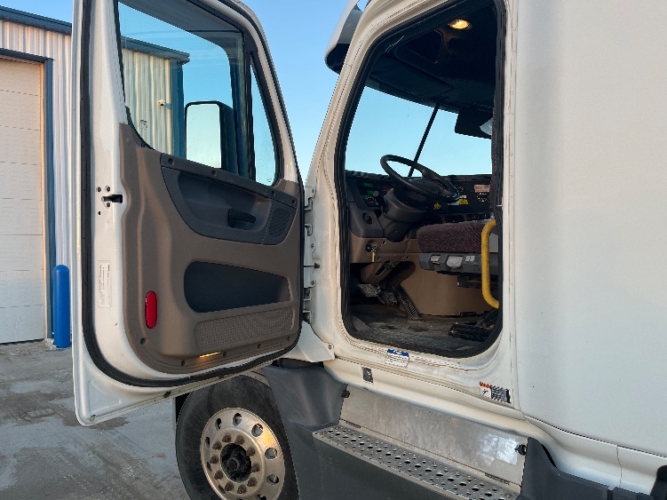 Used 2016 Freightliner Cascadia - photo 11