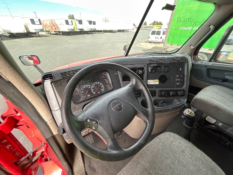Used 2018 Freightliner Cascadia - photo 12