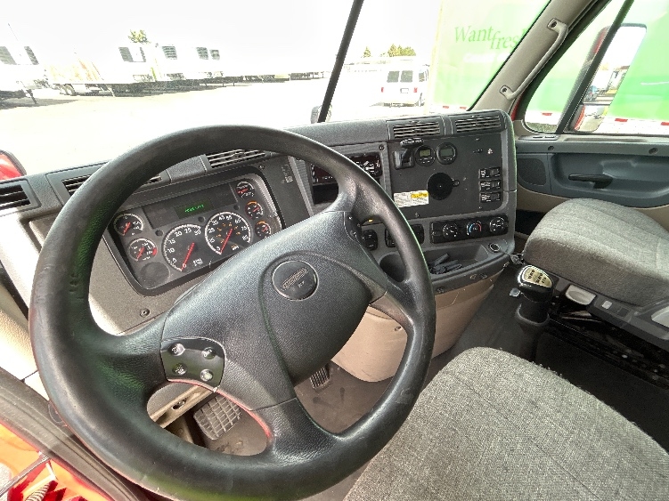 Used 2018 Freightliner Cascadia - photo 13