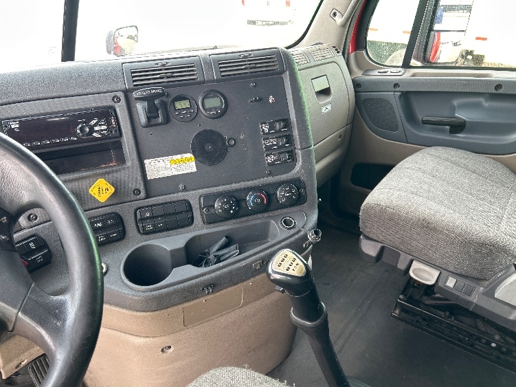 Used 2018 Freightliner Cascadia - photo 14