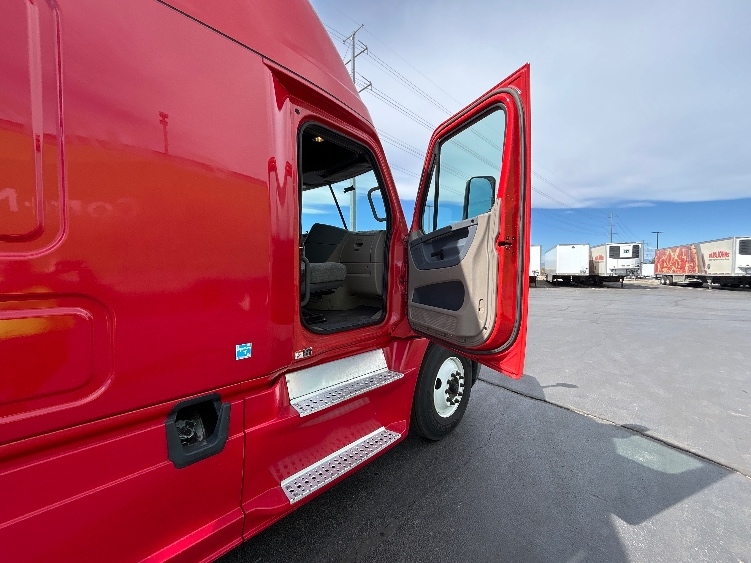 Used 2018 Freightliner Cascadia - photo 15