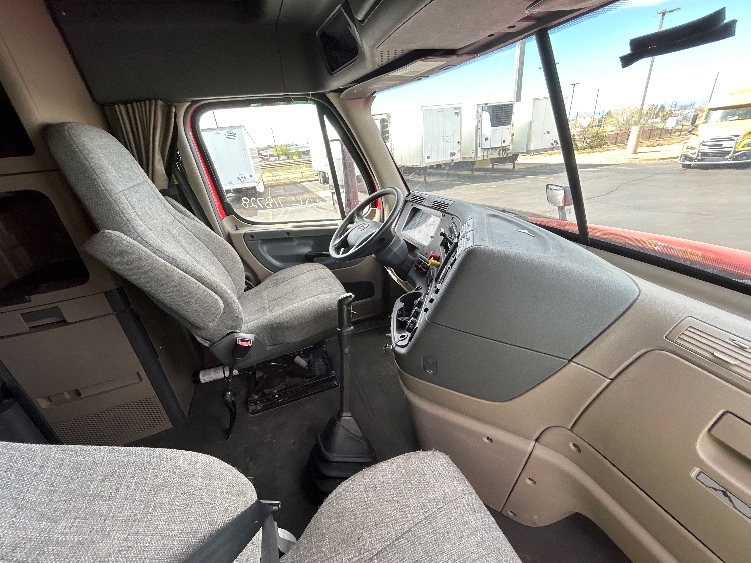 Used 2018 Freightliner Cascadia - photo 17