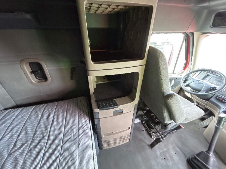 Used 2018 Freightliner Cascadia - photo 20