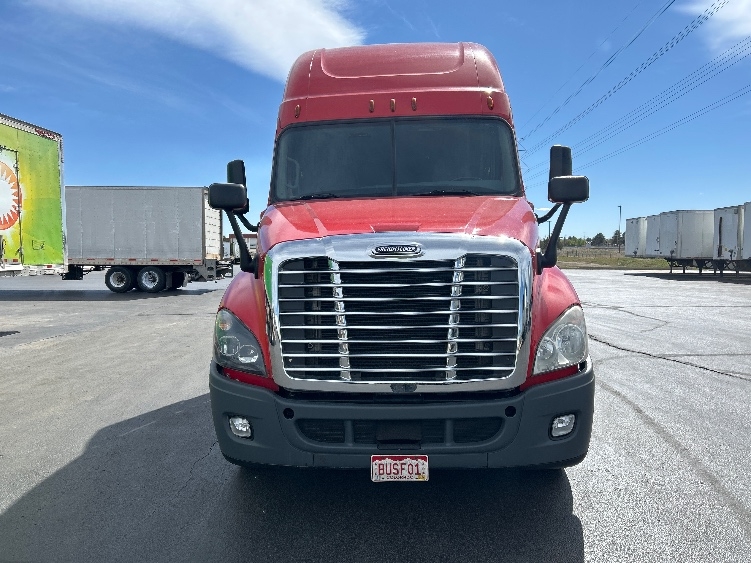 Used 2018 Freightliner Cascadia - photo 2