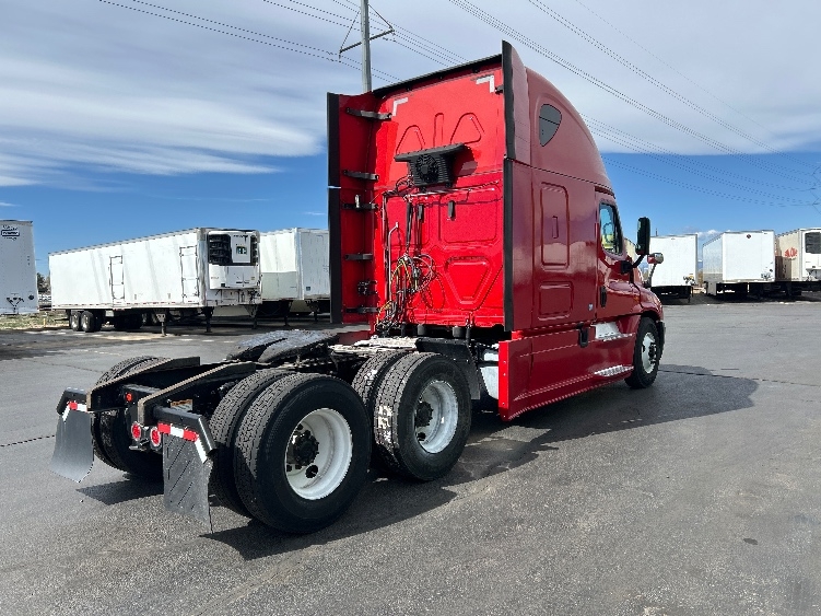 Used 2018 Freightliner Cascadia - photo 9