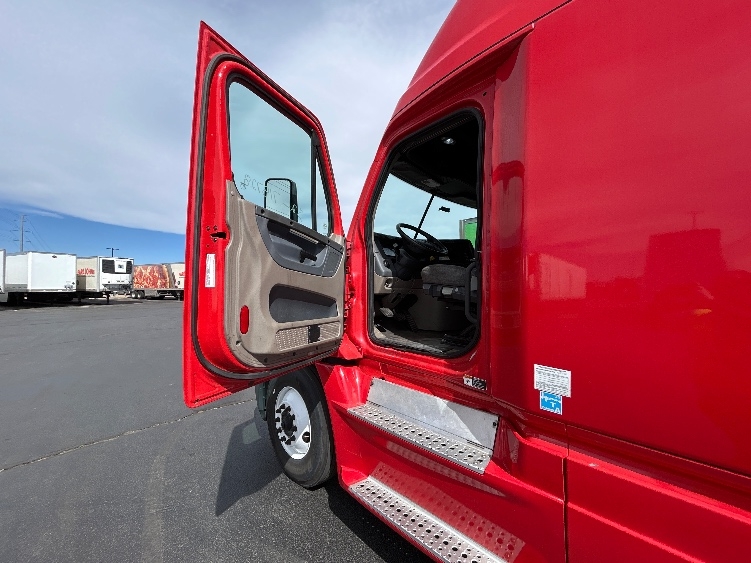 Used 2018 Freightliner Cascadia - photo 11