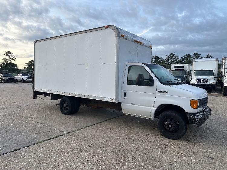 Used 2006 Ford E-350 - photo 1
