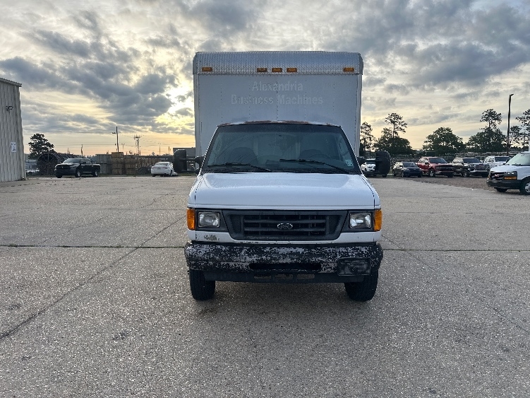 Used 2006 Ford E-350 - photo 2