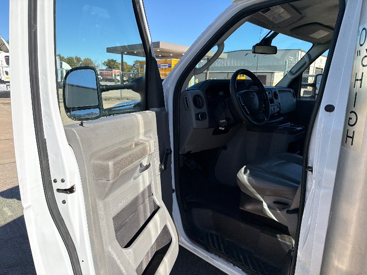 Used 2021 Ford E-350 - photo 17