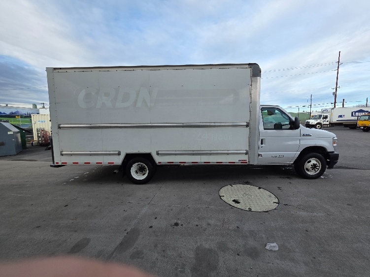 Used 2022 Ford E-350 - photo 17