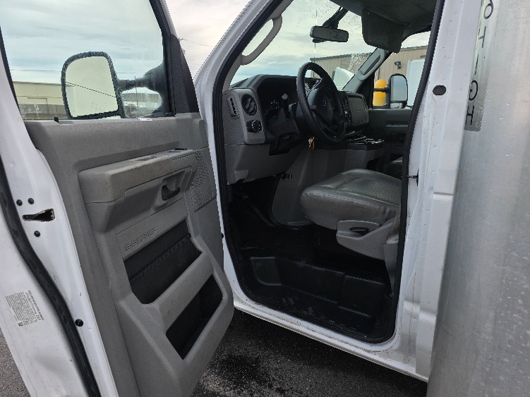 Used 2022 Ford E-350 - photo 18