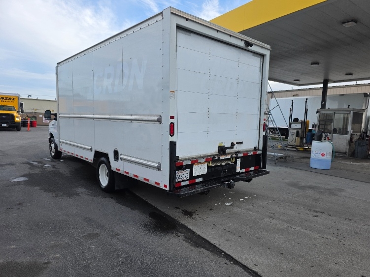 Used 2022 Ford E-350 - photo 8