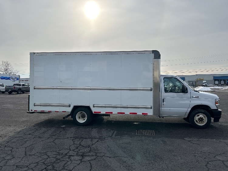Used 2022 Ford E-350 - photo 16