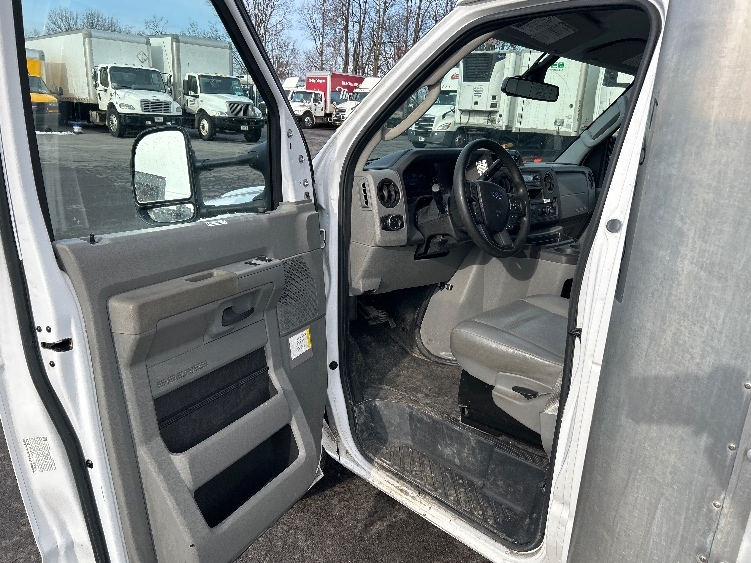 Used 2022 Ford E-350 - photo 17