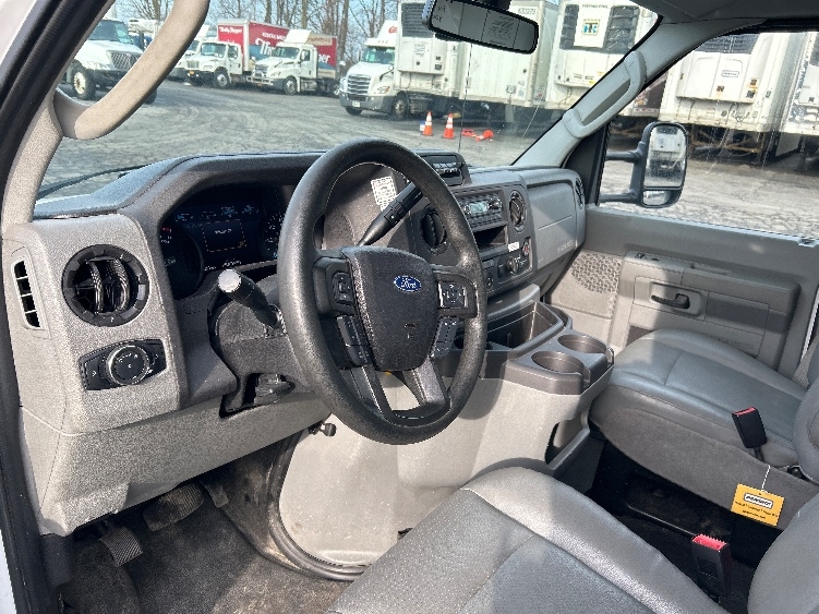 Used 2022 Ford E-350 - photo 18