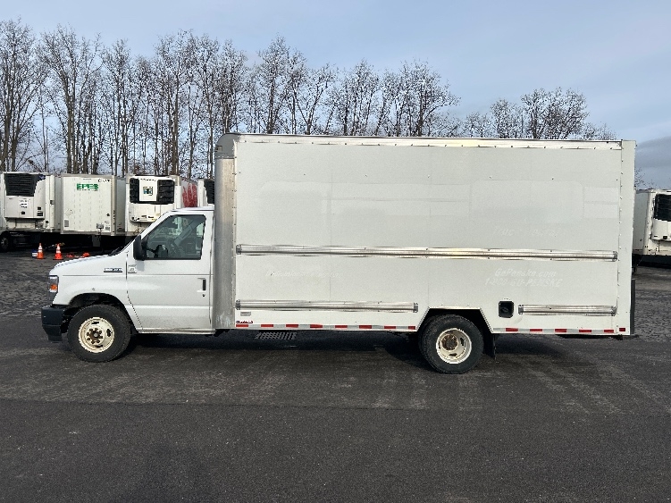 Used 2022 Ford E-350 - photo 6