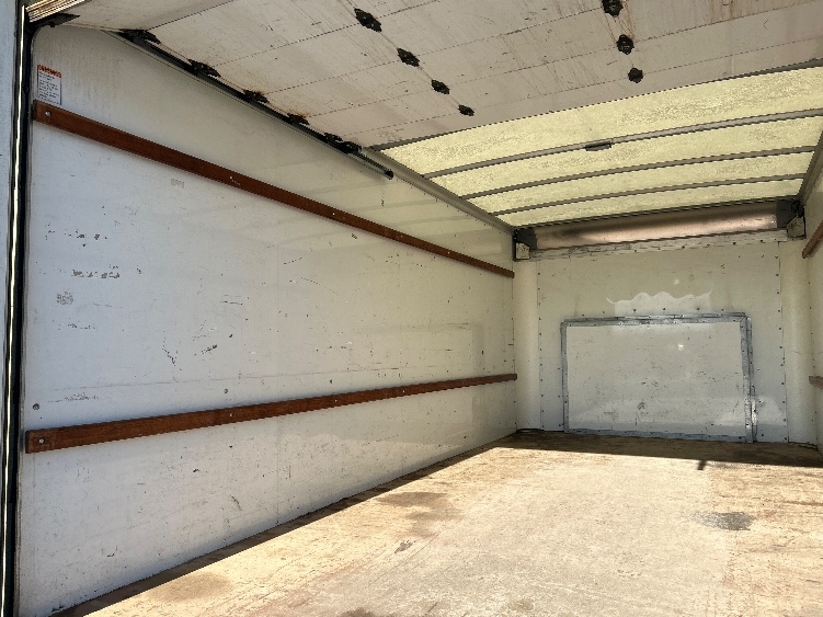 Used 2022 Ford E-350 - photo 13