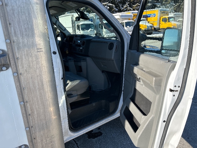 Used 2022 Ford E-350 - photo 22