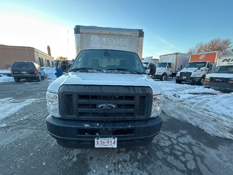 Used 2022 Ford E-350 - photo 2