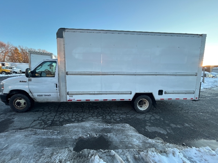 Used 2022 Ford E-350 - photo 6