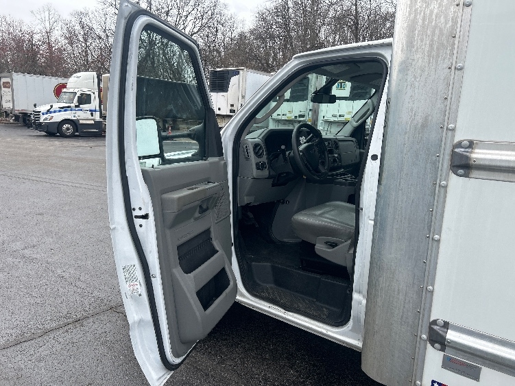 Used 2022 Ford E-350 - photo 18