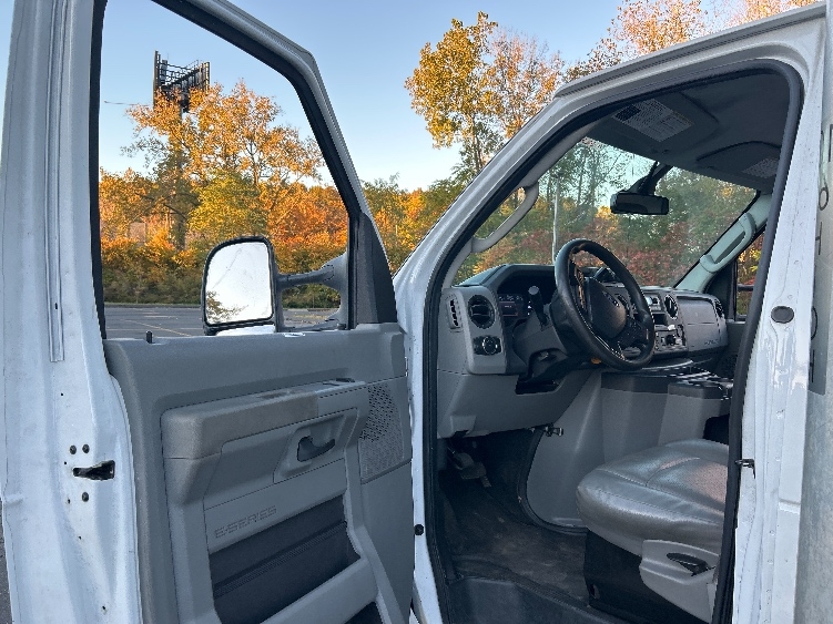 Used 2022 Ford E-350 - photo 18