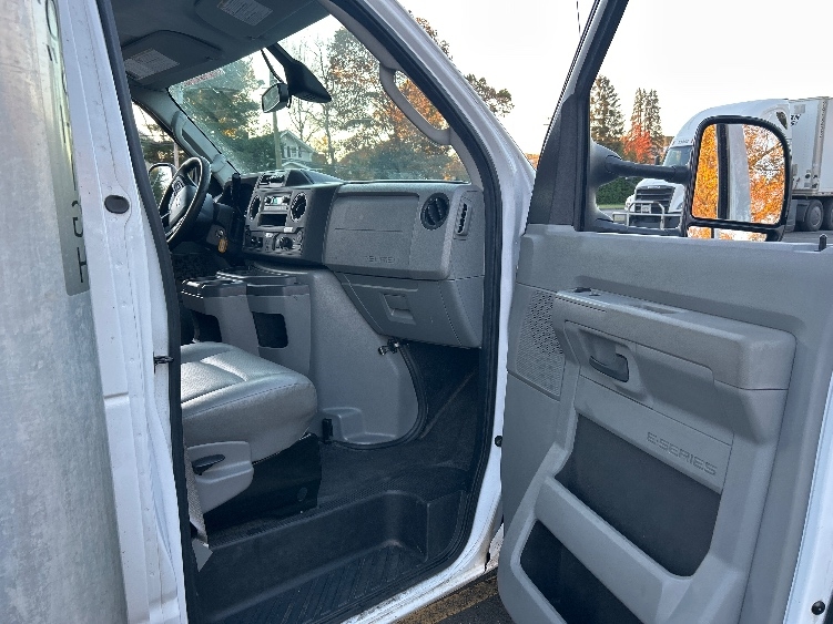 Used 2022 Ford E-350 - photo 22