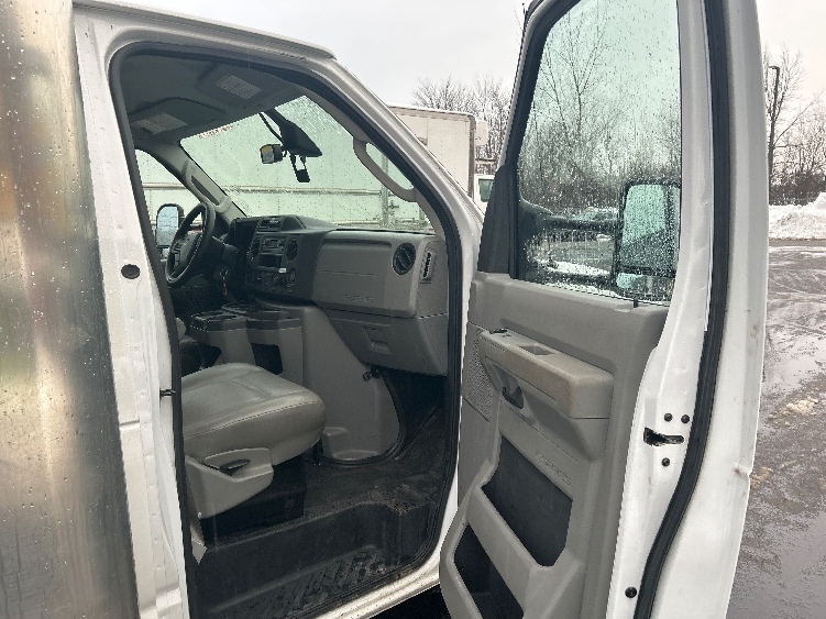 Used 2022 Ford E-350 - photo 22