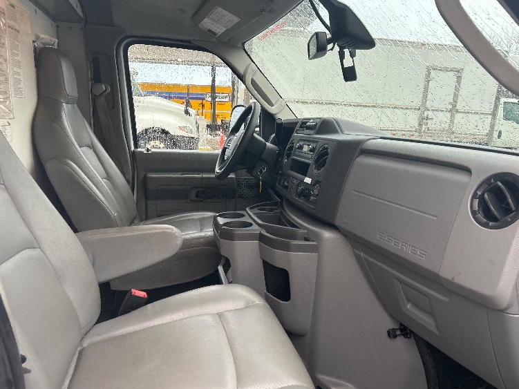 Used 2022 Ford E-350 - photo 24