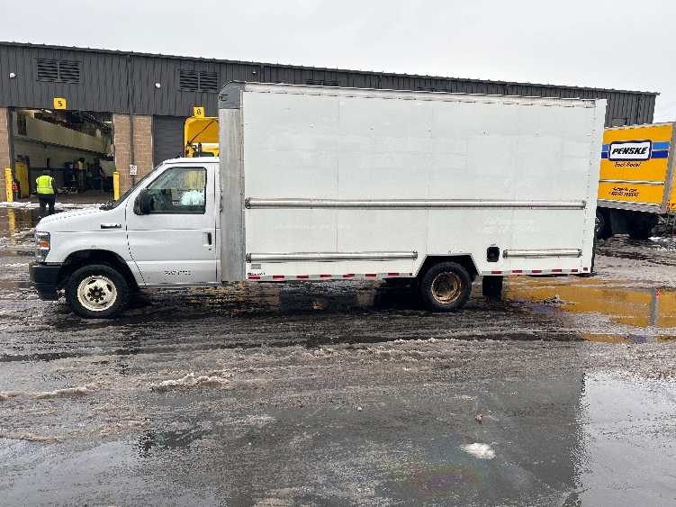 Used 2022 Ford E-350 - photo 6