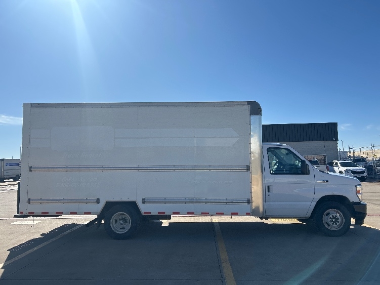 Used 2022 Ford E-350 - photo 17
