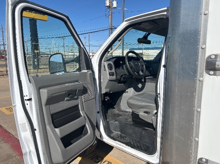 Used 2022 Ford E-350 - photo 18
