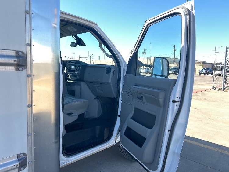 Used 2022 Ford E-350 - photo 22
