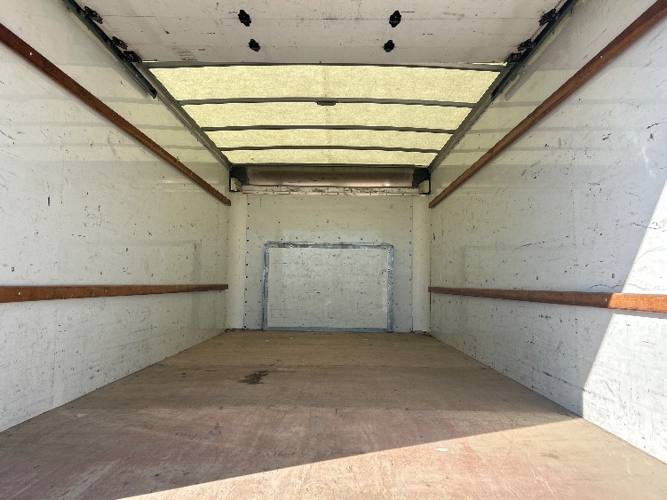 Used 2022 Ford E-350 - photo 10