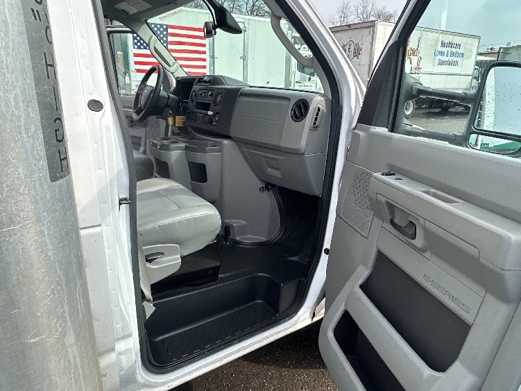 Used 2022 Ford E-350 - photo 22