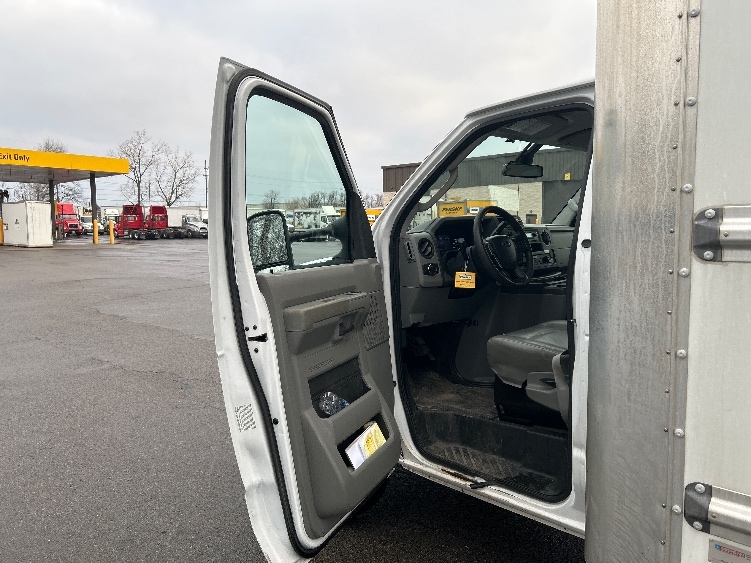 Used 2022 Ford E-350 - photo 18