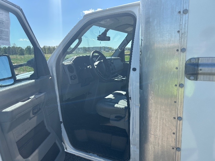 Used 2022 Ford E-350 - photo 18