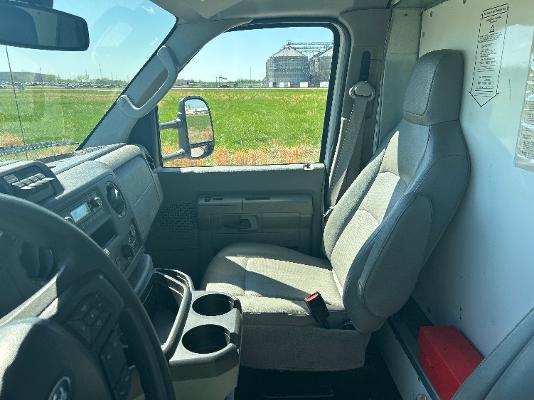 Used 2022 Ford E-350 - photo 21