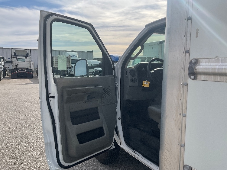 Used 2022 Ford E-350 - photo 18