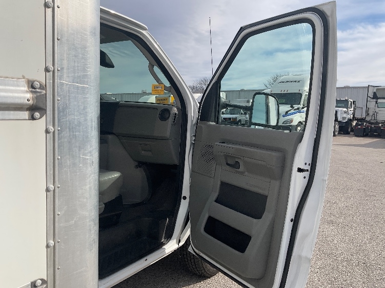 Used 2022 Ford E-350 - photo 22