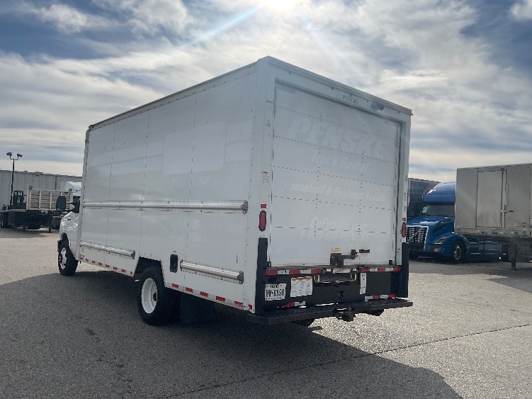 Used 2022 Ford E-350 - photo 8