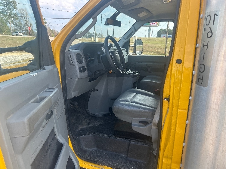Used 2022 Ford E-350 - photo 18