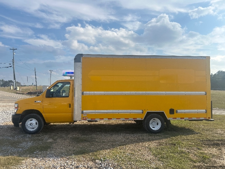 Used 2022 Ford E-350 - photo 6