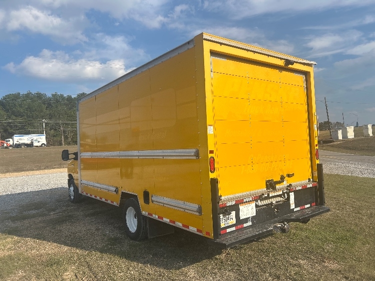 Used 2022 Ford E-350 - photo 8