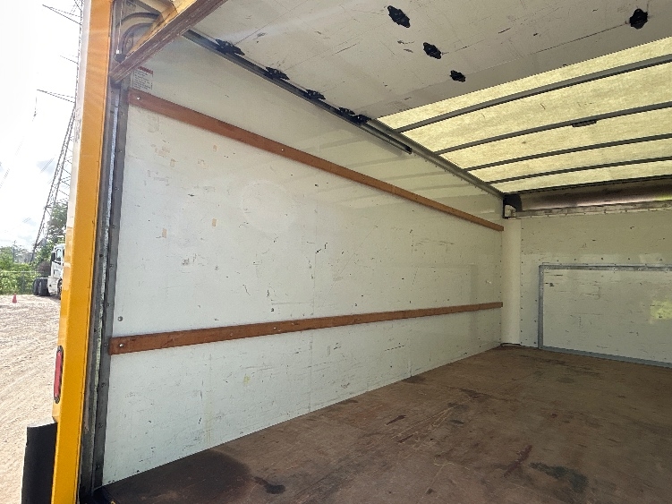Used 2022 Ford E-350 - photo 13