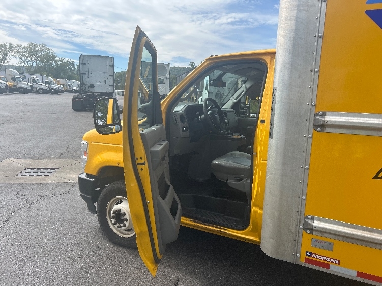Used 2022 Ford E-350 - photo 18