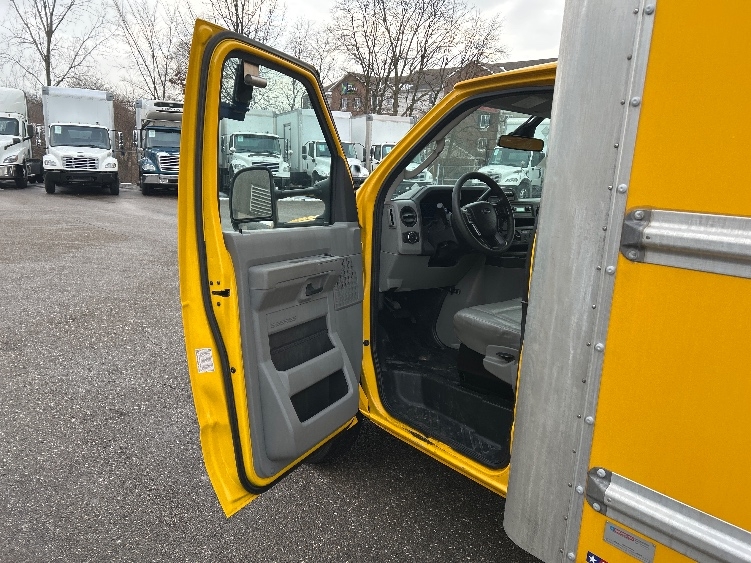 Used 2022 Ford E-350 - photo 18