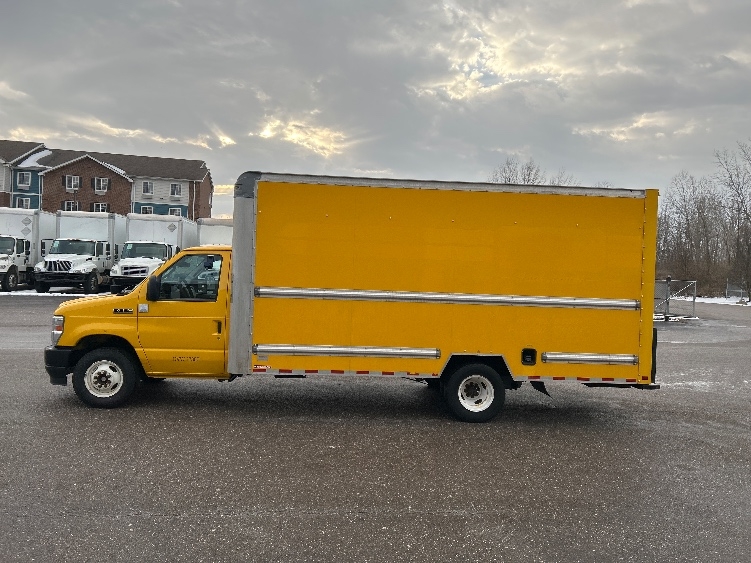 Used 2022 Ford E-350 - photo 6