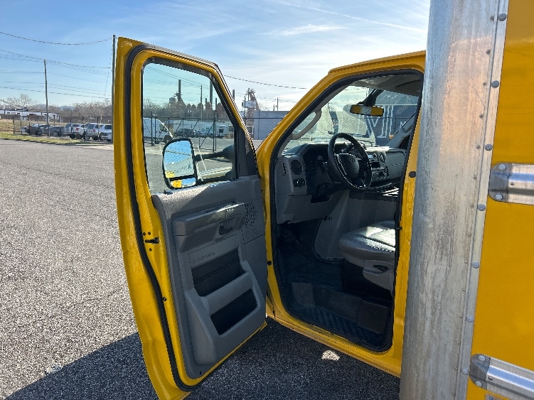 Used 2022 Ford E-350 - photo 17